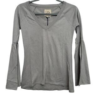 Chaser women’s NWT’s V-neck long sleeve top with bell sleeves. Size XS